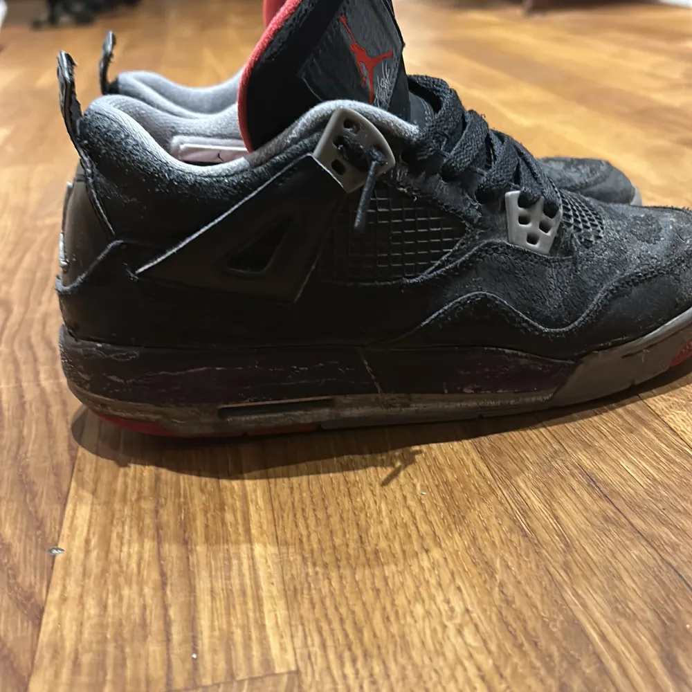 Säljer ett par Jordan 4s bred. Skorna har en klassisk design med snörning och är i ganska bra skick.. Skor.