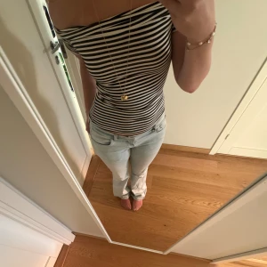 Off-shoulder tröja men linjer - Söt topp som är off-shoulder, men man kan säkert använda den som en vanlig tröja också. Knappa använd🩷🩷 