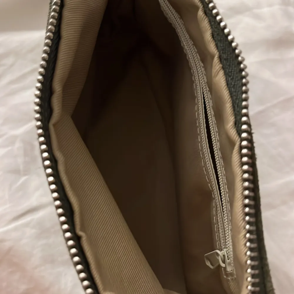 Grön axelväska i mocka material. Har använt ett par gånger men är i väldigt bra skick och är inte sliten. Släjer pga att jag inte använder längre. (Kommer inte ihåg vart jag köpte, nypris ca 400kr) Köparen står för frakt, pris går att diskutera.. Laukut & Käsilaukut.