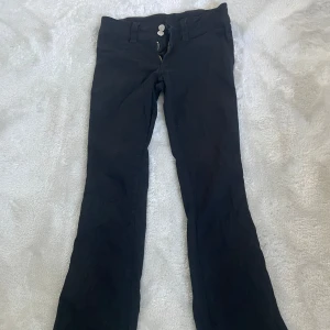 Svarta Jeans - Svarta jeans från Hm i storlek 158, modellen bootcut och low waist. Superfina, säljer även dessa då de har blivit för små. Som nyskick!