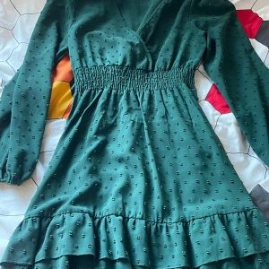  klänning   -  klänning som är på knälängd o som är fin att ha på sommaren. Tyget är vis tunt och den är stretchig runt midjan.