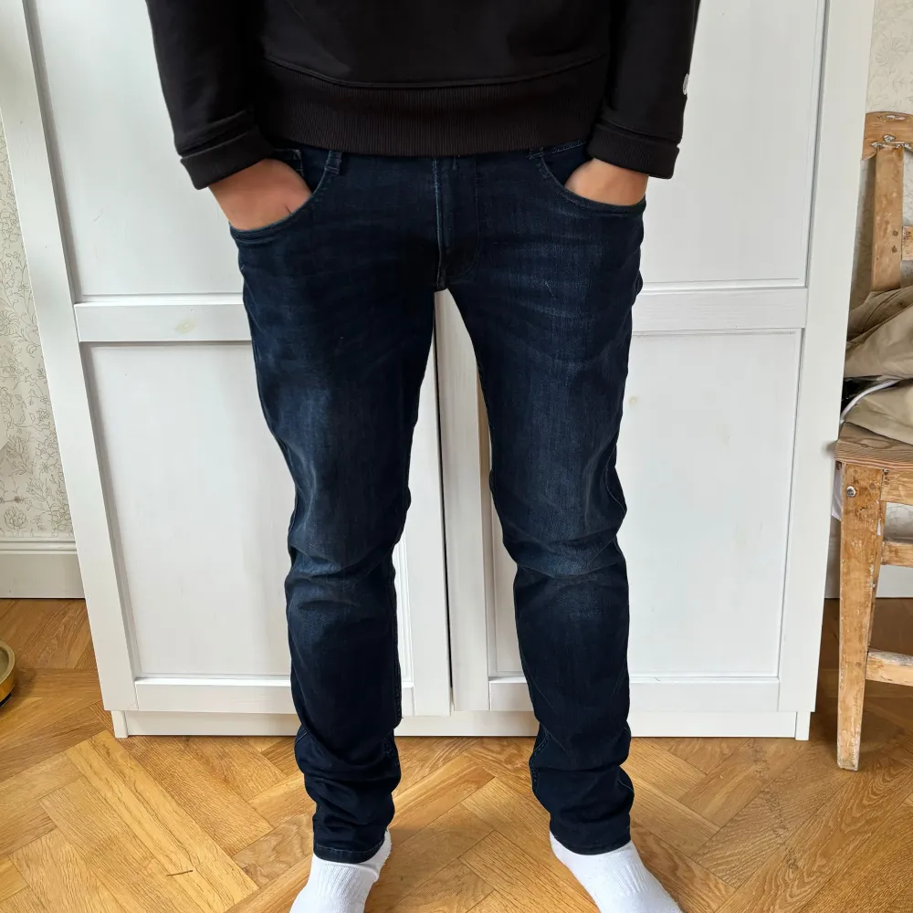 Mörkblå Replay jeans  Modell Anbass, storlek 31/34, Slim.   Mycket sköna, i bra skick. Säljes då de är för små. . Jeans & Byxor.