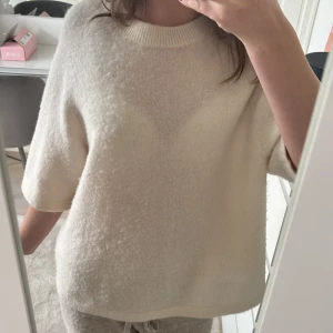 & other stories tröja  - Superfin stickad t-shirt💘💘💘💘 det bara att klicka på ”köp nu”