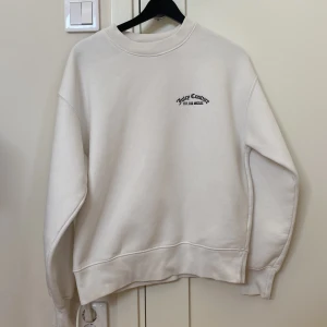Juicy sweatshirt - En snygg juicy sweatshirt utan defekter, den är dock lite nopprig på insidan❤️skriv privat för mer info/bilder🥰