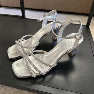 Klackskor  - Säljer nu mina klackskor från novita som jag hade på min bal, endast använda en gång🫶🏼(ordinariepris :-1600)