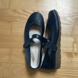 Söta mörkblåa promenadskor  - Söta blåa promenadskor köpta på sellpy. Lite försmå för mig som brukar ha 38 så jag skulle säga att de är 37. Fint skick utom lite skav längst fram på vänster sko (se på näst sista bilden) annars är de i gott skick. Skriv för frågor och fler bilder!