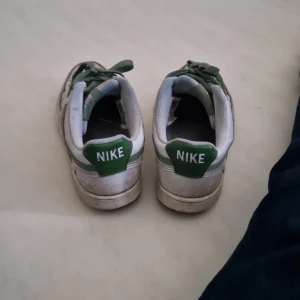 Nike air forces 1 - Säljer mina gröna air forces allt som vanligt bara att dom är smutsiga. Priset är inte fast