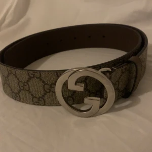 Gucci skärp - Strlk 80-85. Helt i nyskick, endast använd ett fåtal gånger. Endast bältet fås med vid köp. Kvitto finns att se, annars kolla serienummer för äkthet. Nypris ca 4000kr