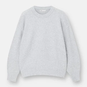 Grå stickad tröja - Jätteskön och mysig stickad tröja till hösten. Köpt för 379 men säljer för 180 då jag tvättar den några ggr och den blivit lite nopprig🩷