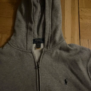 Grå Ralph lauren zip up - Grå Ralph lauren zip up i barn storlek 18-20 men sitter som S. Inte mycket använd och inga defekter 