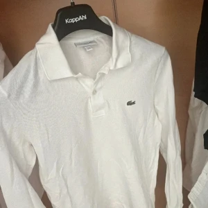Lacoste skjorta  - EN HELT NY LACOSTE SKJORTA DÄR DEN ÄR LITE SLRYNKLIG NÄR JAG TOG BILDEN! NY PRIS ÅÅ DENNA LACOSTE SKJORTAN 1200, MEN JAG SÄLJER DEN FÖR 600 kr! Har du frågor fråga på!