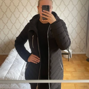 Moose Knuckles jacka - Dun jacka från moose knuckles, köpt 2022 så finns inte kvar på sidan, väldigt bra skick, nypris 3529kr kvitto finns. Köpare står för frakt 