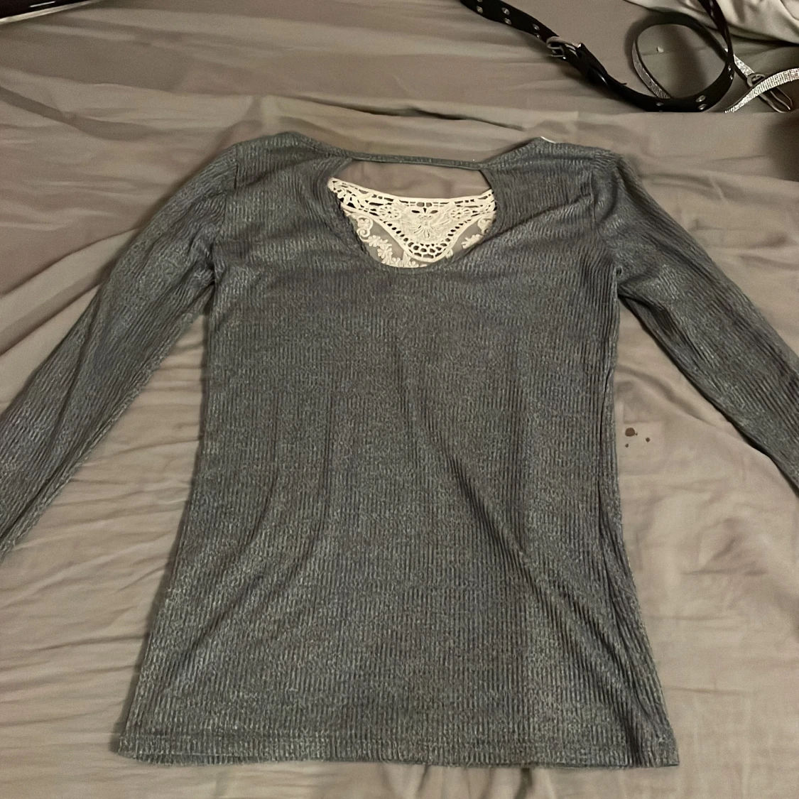Grå tröja med spets - 90