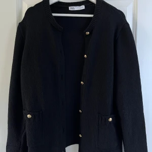 Zara cardigan  - Zara cardigan i storlek XL men liten i storlek. Använd få gånger, i väldigt bra skick som ny.