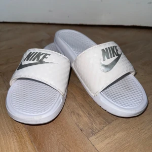 Nike Tofflor - Säljer mina vita Nike tofflor jag använt endast tre tillfällen! Detta pga storleken inte passar.  Nypris: 499 kr
