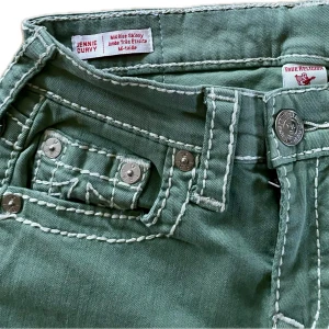 Snygga nya ripped true religion 🤩 - Nya true religion med taggen kvar!😻 cond:10/10, nypris är 1600kr, mitt pris är 450kr☺️ hör av er vid frågor eller mer bilder!