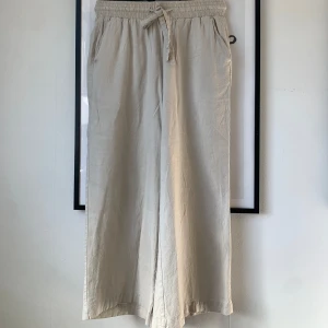 Linnebyxor - SoyaConcept - Beiga linnebyxor från Soya Concept. Storlek S. Benlängd ca 87cm (innerbenlängd ca 60cm). I mycket fint skick 🌸