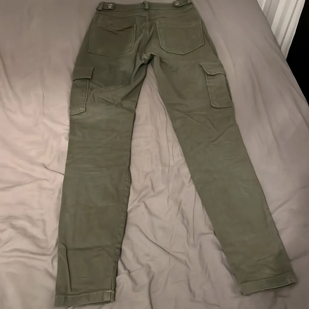 Gröna cargo skinny jeans. Ej stretch.. Jeans & Byxor.