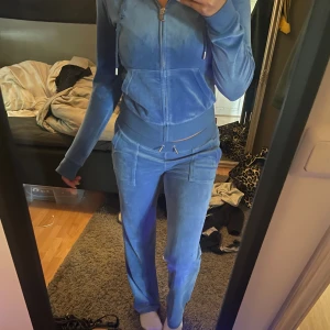 Juicy couture sett  - Ett blått mjukisset från juicy couture. Båda delar i storlek S. Vid snabb affär 750