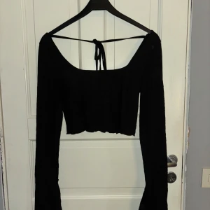 Topp - Bra skick  Knytter snöret i nacken 