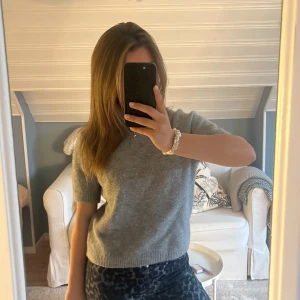 Grå trekvartsärmad tröja - Grå superfin trekvartsärmad tjocktröja som jag köpt på zara för länge sen! Säljer den eftersom jag typ aldrig använt den❤️Den är storlek m men passar mig som vanligtvis har xs