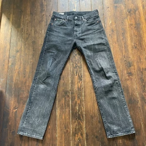 Levis 501 svarta jeans - Säljer ett par Levis 501 ”black worn in” i storlek 30/30. Jeansen är endast använda ett fåtal gånger
