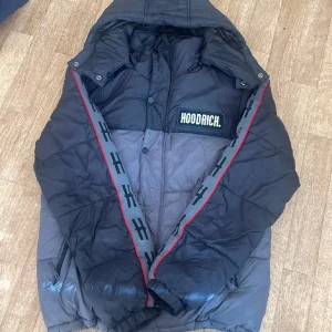 Hoodrich jacka  - Det är inget skador på jacakn 