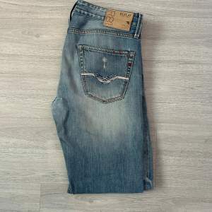 Ett par riktigt snygga replay jeans i modell Jennon (standard fit) storlek 32. Kom privat för mer information mvh Lucas 