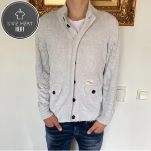 Stickad cardigan  - Tja, säljer nu denna feta stickade cardigan i storlek L i fint skick! Hör av dig vid frågor eller funderingar!