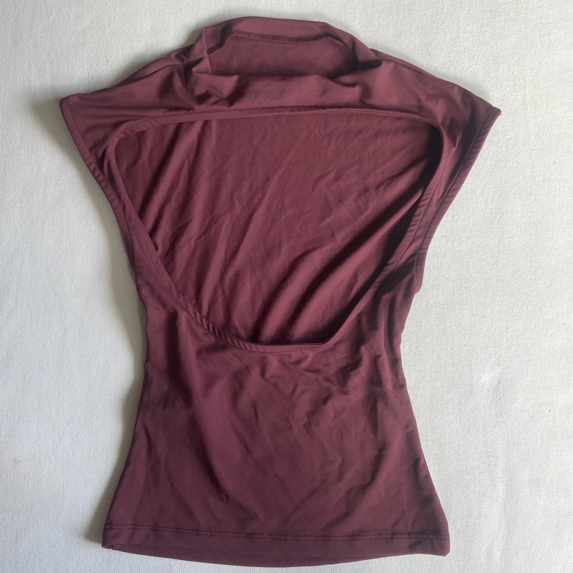 Burgundy backless topp - 90