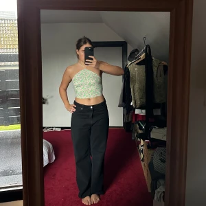 ZARA topp - Supersöt topp från ZARA. Häftigt knyte runt halsen och i ryggen, gör så att man kan bära den olika. Passar olika storlekar pga knytet. Aldrig använd.