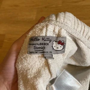 Hello Kitty pyjamasbyxor!! - Ingen bild när ja har på mig de då de är för små för mig, därför säljs de🥰  Ytterbenslängd: 92cm Innerbenslängd; 72cm Midjemått: 34cm men en aning stretchiga