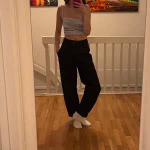 Highwaisted kostymbyxor - Kostymbyxor med skärp. Finns två bakfickor och två framfickor. Fickorna är inte igensydda utan fungerar. Byxorna är i ett styvare material än vad andra kostymbyxor brukar vara i. De är från Levi’s storlek W25. Jag är 170 för referens💕