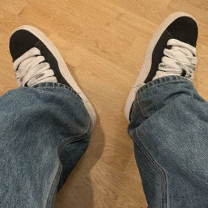 Puma Suede XL svart - Köpte i somras, använt fåtal ggr, skick 8,5/10. Kommer med box och svarta snören. Nypris 1200, mitt pris 800. Kan mötas inom Stockholm