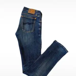 Ett sköna par nudie jeans, i slim fit. W30 L34 Ställ era frågor! Köps med pre order, Alltså WearScandinavian köper in jeansen av leverantören efter betalning av kund för att få hem den och skicka så snabbt som möjligt men kan dröja några arbets dagar