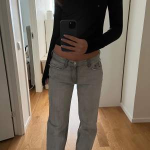 Säljer ett par gråa jeans från Gina tricot, tyvärr har det skett en missfärgning i tvätten på jeansen vilket har bidragit till en mer utvättad look💕 de är köpta för 599!