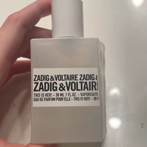 Zadig & Voltaire parfym - Kollar om någon vill köpa denna parfym från zadig&voltaire!💓 bara använd några ggr, på andra bilden syns det hur mycket som är kvar!💓 säljer för 450 men priset kan diskuteras!