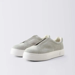 Eytys Doja Sneakers  - Eytys Doja Sneakers i färgen ”Suede cement”. Använt kanske 5 gånger totalt på grund av för små. Strl 39. Kan skicka bild på skorna om det önskas. 