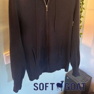 soft goat Kashmir - | Soft goat zip i 100% kashmir | Strl S | Skick 6/10 | ett hål som e lagat på ena armen, men syns knappast | Hör av dig för mer frågor!