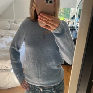 Blå stickad tröja - Super snygg blå stickad tröja. Perfekt passform. Bra skick