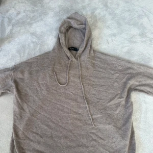  Kashmir hoodie -  Så fin Kashmir hoodie är jättebra skick endast använd ett fåtal gånger.
