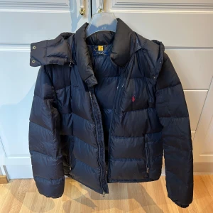 Ralph Laurent puffer jacket - Jackan är använd ungefär två vintrar men är i väldigt bra skick. 