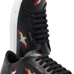 Axel Arigato Clean 90 Birds  - Säljer dessa Arigatos i fint skick, storleken är 36. Hör av dig vid fler bilder eller frågor💞