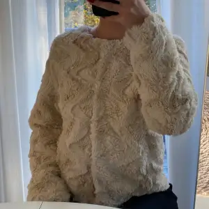 Vit/beige trendig pälsjacka från Vero Moda. Den är mjuk och endast använd en gång. 