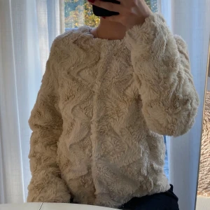 Beige pälsjacka från VERO MODA - Vit/beige trendig pälsjacka från Vero Moda. Den är mjuk och endast använd en gång. 