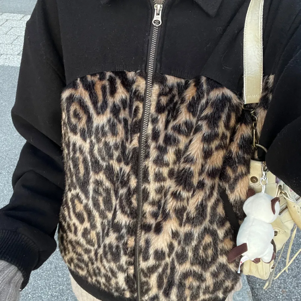 Så snygg jacka nu till hösten!!🤩 Sitter som en M! Pälsen är fejk leopard päls och det svarta är i fleece. Jätte unik & cool!!. Jackor.