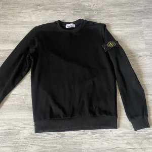 Stone Island Tröja - Tjena! Säljer min Stone Island tröja eller så kan jag tänka mig att byta den mot något annat skoj! Det är strlek M men den passar nog mer S, jag har M i storlek och den är lite kort för mig. Är nästan helt ny och i 9/10 skick! Mvh Oscar 