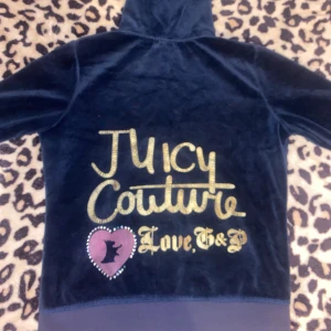 Vintage juicy couture kofta - Knappt använd av mig och är i bra skick. Storlek L men skulle säga att den är XS💋