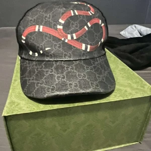 Gucci keps - Svart Gucci keps i bara skit👍🏽