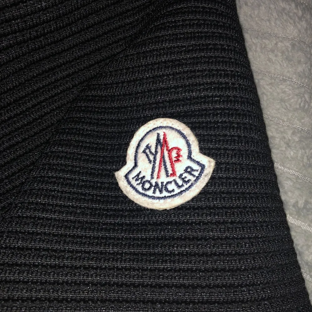 Jag säljer en moncler cardigan som är i väldigt bra skick. Nfc funkar på den. Storlek M. Jackor.